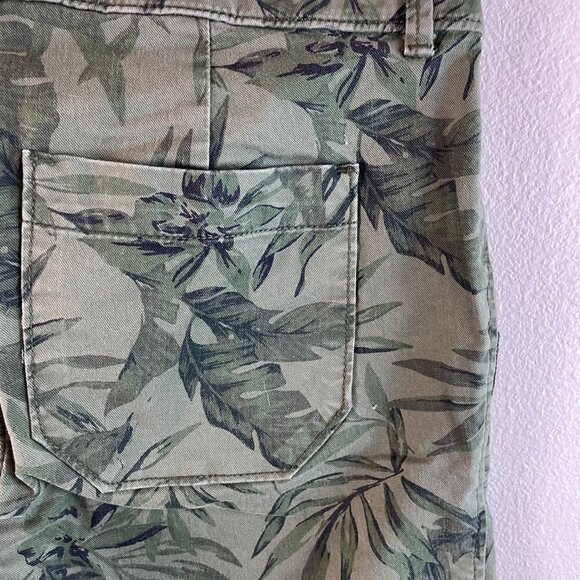 Old Navy Olive Green Leaf Camouflage Print Pixie Pants Size 4 - Picture 10 of 10